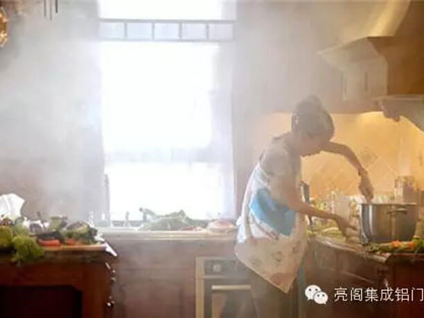 亮閣門(mén)窗，家居門(mén)窗選擇－－廚房