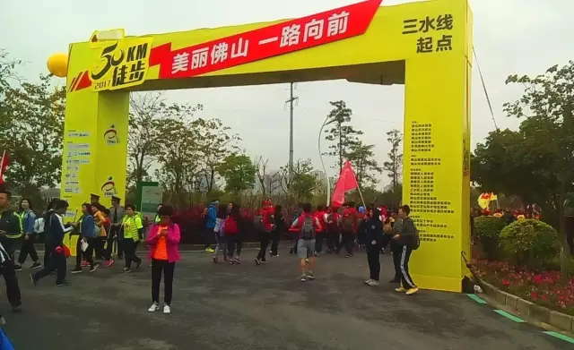 萬(wàn)人同行，相競相伴；亮閣門(mén)窗，一路向前。