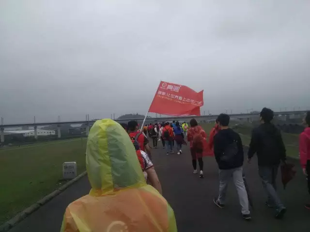 萬(wàn)人同行，相競相伴；亮閣門(mén)窗，一路向前。