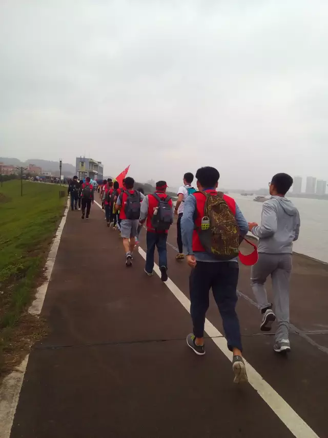 萬(wàn)人同行，相競相伴；亮閣門(mén)窗，一路向前。
