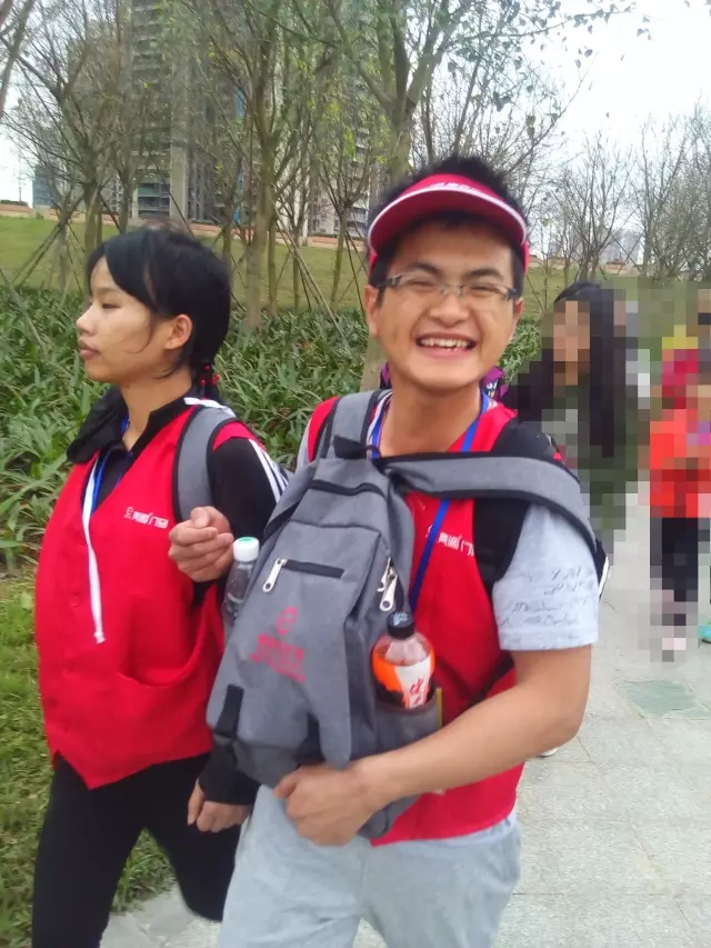 萬(wàn)人同行，相競相伴；亮閣門(mén)窗，一路向前。