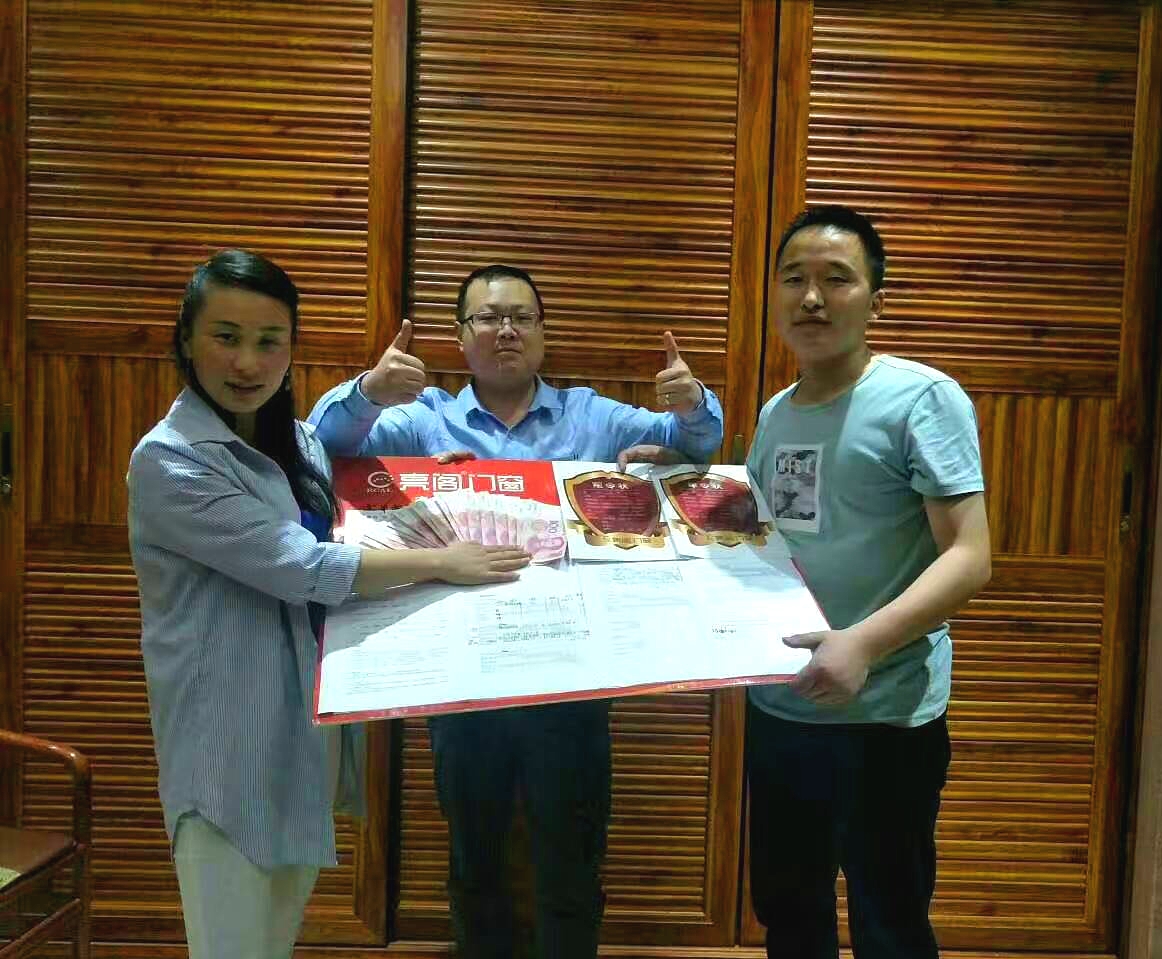 熱烈祝賀亮閣門(mén)窗寧鄉店10周年慶典，見(jiàn)證大品牌·大動(dòng)作！