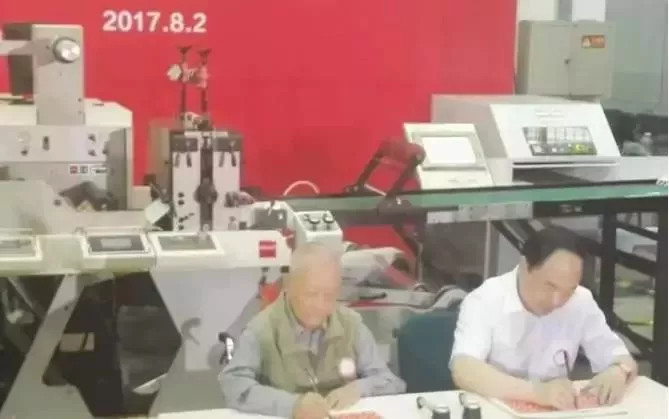 九十九歲的周令釗爺爺，再次執筆設計2018年生肖郵票！
