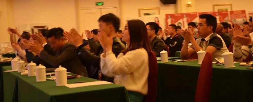 聚勢奮進(jìn)，共創(chuàng  )新時(shí)代｜熱烈祝賀亮閣門(mén)窗2018財富峰會(huì )圓滿(mǎn)結束！
