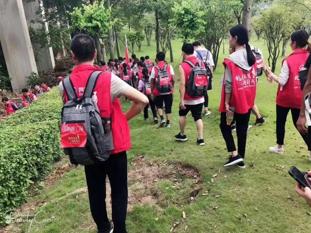 亮閣門(mén)窗&孔雀木紋|挑戰極限，五十公里徒步友誼之旅。