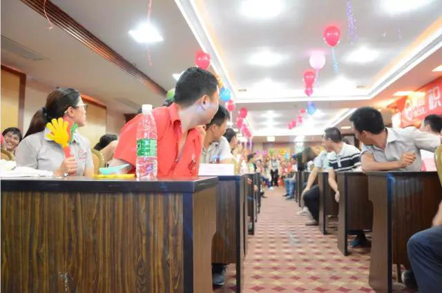亮閣門(mén)窗積分制管理—快樂(lè )會(huì )議！