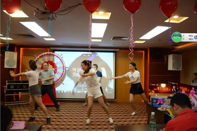 亮閣門(mén)窗積分制管理—快樂(lè )會(huì )議！